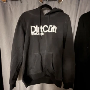 DirtCüalt huddie  - säljer nu denna huddien för att jag aldrig använder den. Väldigt gammla bilder 2 o 3an men be om mer bilder om du skulle vilja se mer! Säljer den för 100kr men det går alltid att diskutera priset! 