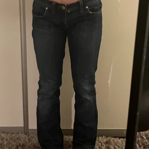 Lågmidjade flare Jeans  - Super snygga lågmidjade flare jeans, inga defekter. Använda 1 endaste gång, säljer då de är lite för lösa i midjan på mig. Sitter mycket fint annars. Storlek: 28/34