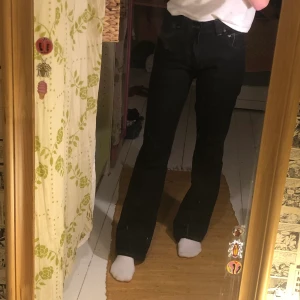 Svarta ler jeans boot cut - Något nötta längst ner de bild två 