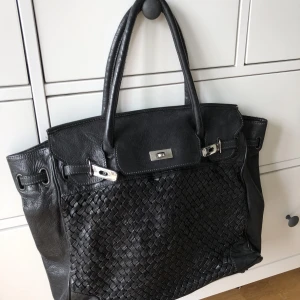 Äkta italiensk läderväska - Spartsamt använd väska köpt från en liten italiensk-inspirerad butik i Helsingborg. 