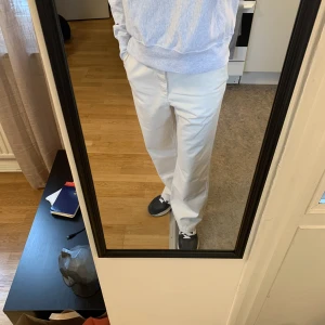 Hope Van Trousers  - Oanvända byxor (väldigt bra skick) i lös passform från HOPE i storlek 50 herr och 42 dam. Nypris 1400kr. Kan både skickas till dig och mötas upp i Göteborg.