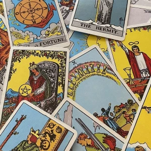 Tarotvägledning - Erbjuder tarotvägledning på distans! Har gott om positiv feedback som jag kan ordna vid önskan. Liten, mellan & stor läggning samt extra kort om kunden vill. 200, 300, 400kr. Extra kort 30kr/kort.  Hör av dig vid frågor eller funderingar ✨️💕 Swish & paypal