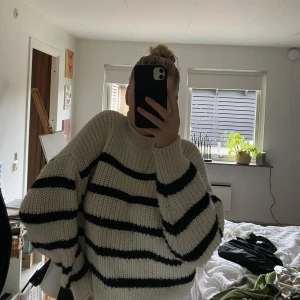 Stickad tröja - Randig stickad tröja från H&M! Bra skick, varm och skön 😍