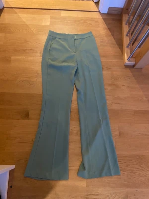 Fina kostymbyxor - Kostymbyxor i nyskick då dom aldrig kommit till användning. Stl 34. Sitter jätte bra på och är supersköna