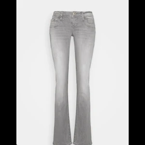 Ltb jeans - Säljer mina fina ljusgråa Ltb jeans eftersom dom inte kommer till använding. Väldigt populära och slutsålda i dom flesta storlekarna. Nypris ligger på 829kr. Jätte bra skick använda fåtal gånger💕💕