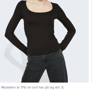 Svart långärmad  - Basic svart långärmad, använd fåtal tillfällen, lång i ärmarna på mig som ofta har problem med för korta