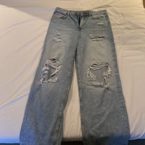 Stora jeans - Stora slitna jeans i storlek 40