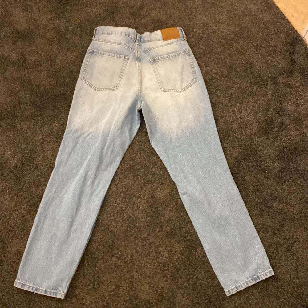 Snygga jeans from aeropostale. Aldrig använts. Köpta i Denver, Usa. De är ett par mom jeans som passar mig, jag är oftast storlek S i jeans. Lite korta men fortfarande fina. . Jeans & Byxor.