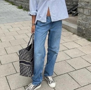 Lågmidjade jeans - Knappt använda low waist jeans från gina 💅 nypris 499kr. Pm fler bilder, eventuella frågor osv 😊 finns i malmö eller skickas mot porto 🍾