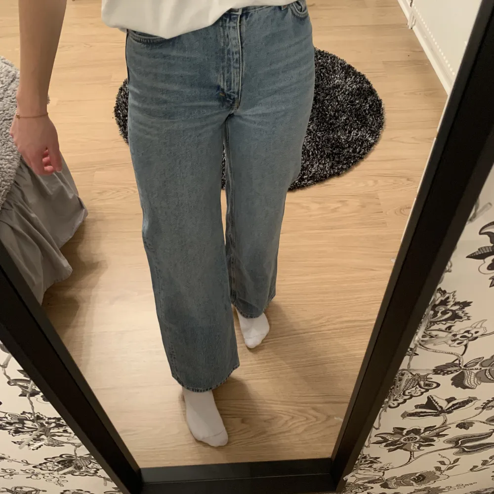 Säljer dessa jeans från Monki, då dom inte används längre. Använda fåtal gånger. Vid intresse tveka inte att kontakta!🥰. Jeans & Byxor.