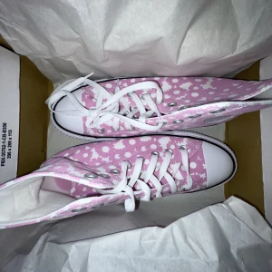 Converse  - Säljer dessa super snygga Converse i storlek 39,5. Aldrig använda pga fel storlek (HELT NYTT SKICK!!) skriv till mig för intresse❤️‍🔥!  Du betalar frakten⚡️