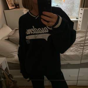 Super skön stor sweatshirt köpt på bershka för nått år sen men kommer tyvärr inte till andvändning🤘🏼köparen står för frakten som tillkommer