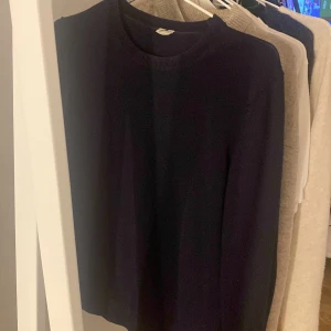 Blå stickad tröja - Säljer min mörk blå stickade tröja från arket💗 jätte fint skick och ser som ny ut💗 