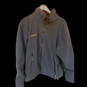 COLUMBIA full-zip - Storlek S Priset är exklusive frakt, kunden betalar frakten.