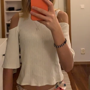 Maje tröja  - Säljer denna SÅ snygga tröja från maje, det är ett väldigt litet hål i ryggen som man knappt märker av och som är enkelt att sy igen. Storlek är 1 vilket är typ xxs❤️