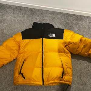 The north face puffer jacka - Säljer den då den är för liten. Köpt för något år sedan men är fortfarande bra kvalle. As nice jacka. 