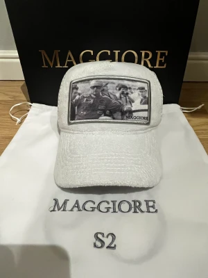 Maggiore S2 keps - Säljer nu min keps som bara använts ett fåtal gånger. Kepsen e helt vit och har inga missfärgningar.