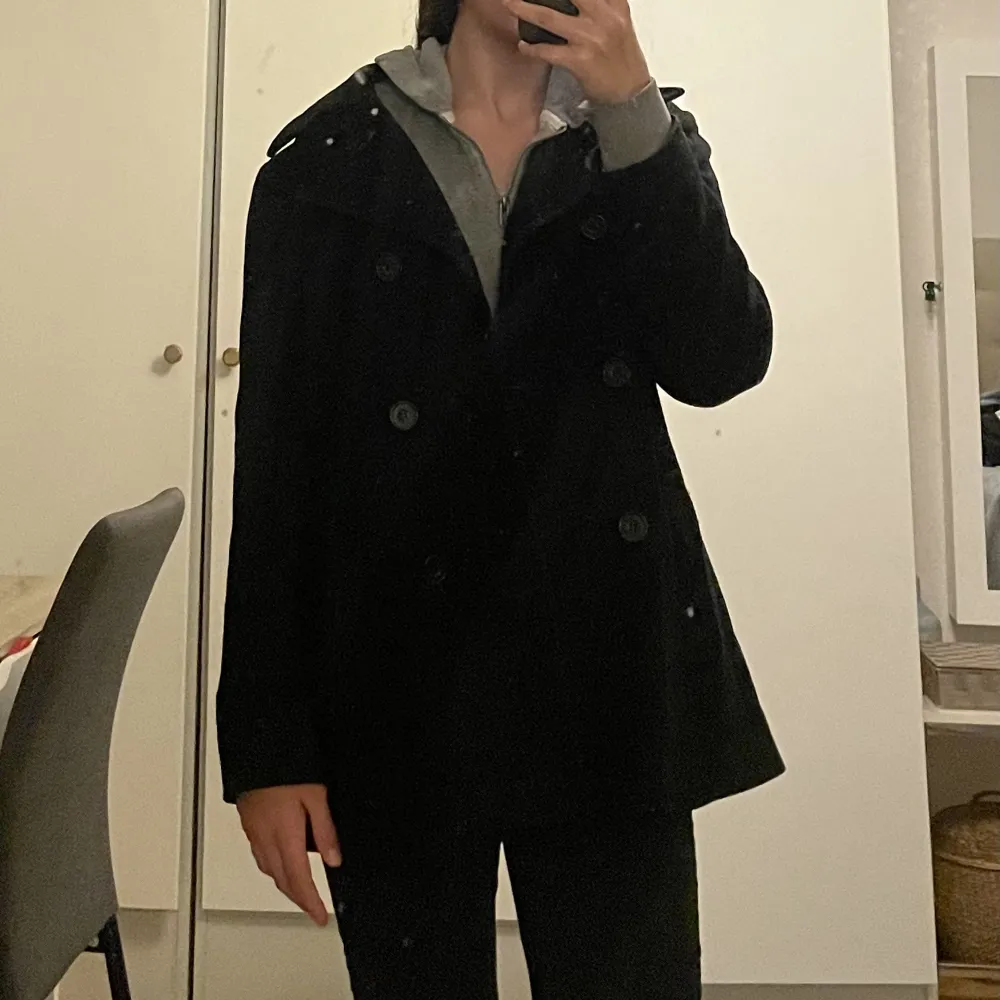 Säljer min marinblåa kappa eftersom jag vill rensa min garderob💞Knappt använt och väldigt fint märke med innehåll av Kashmir💞Vid frågor eller fler bilder hör gärna av dig💞Priset kan diskuteras vid snabb affär‼️‼️. Takit.