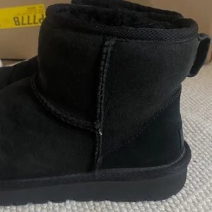 Svarta uggs storlek 37! - Använda men i bra skick! :) kan frakta eller mötas upp! Ordernarie pris 2000 kr!💗
