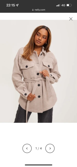 Kappor Nelly - Säljer dessa två kappor i beige & svart ifrån Nelly i fint skick! Storlek XS på båda men sitter mer som en S. 