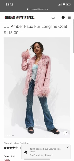 Faux fur kappa - En rosa kappa från Urban outfitters köpt för 1000kr. Bra skick 🌸