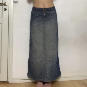 Lång jeanskjol - En jättefin lång jeanskjol! hoppas den hittar ny ägare!