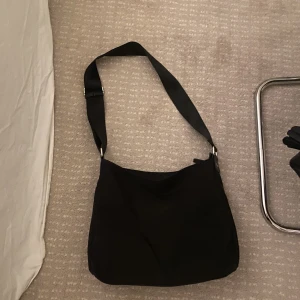 Väska - Simpel svart väska, väldigt praktisk 