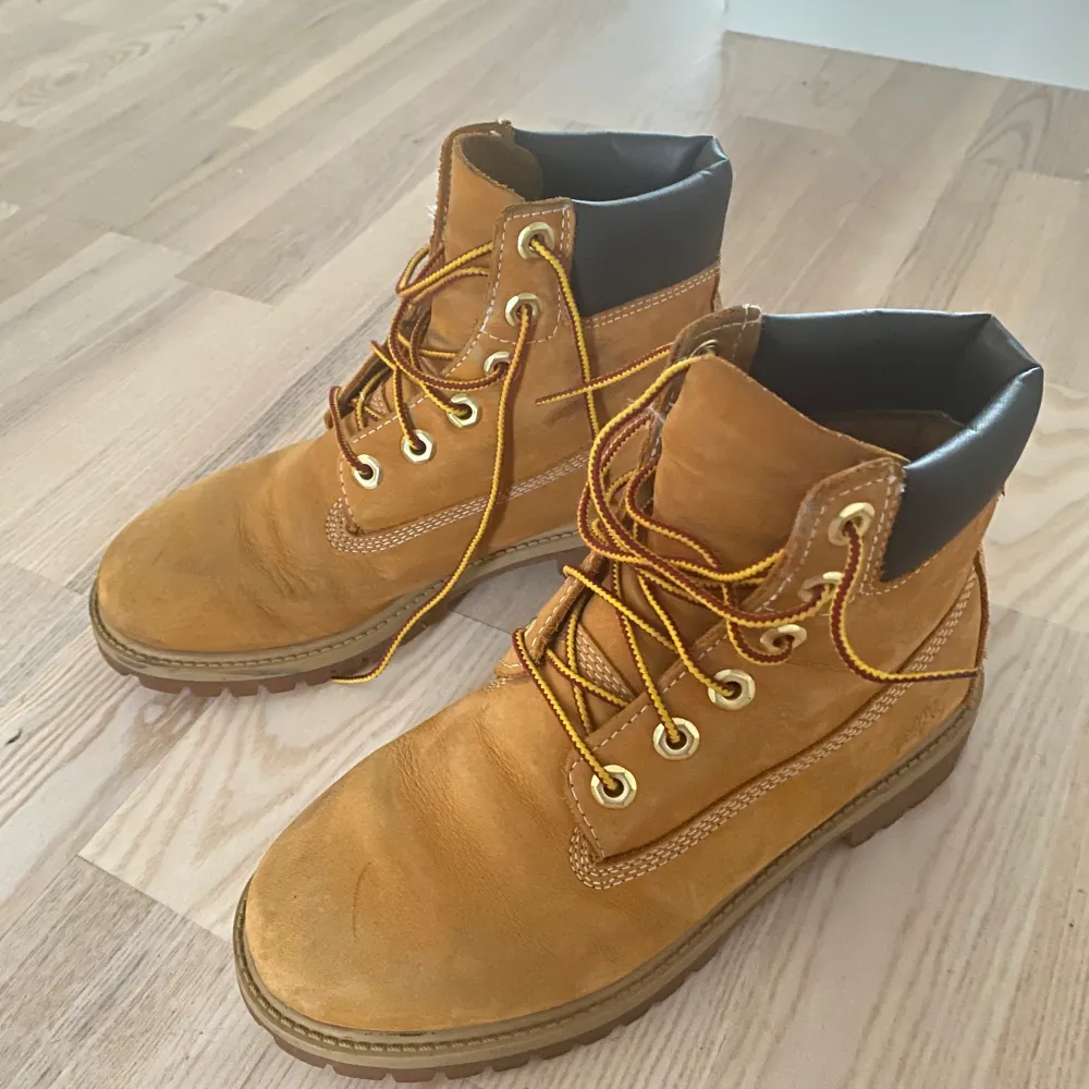 Säljer ett par timberland boots Använda men i bra skick Storlek 37 Nypris 1159 men säljer dem för 600kr . Skor.