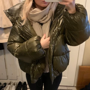 populär grön pufferjacka från Hm - fin jacka