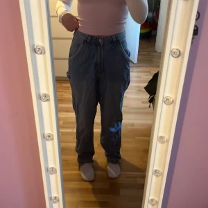 Carpenter jeans - Ett par jättesnygga carpenter jeans från Divided i strl 36. Säljer då de tyvärr är för långa för mig och inte riktigt min stil längre. 