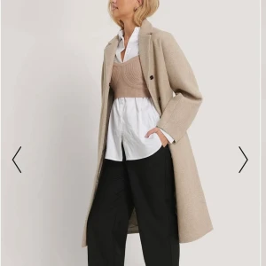 NY!! Kappa NA-KD - NY kappa från NA-KD. Storlek 38. Nypris 999kr  Mer info: https://www.na-kd.com/sv/produkter/figursydd-kappa-beige?ssw=1&ssr=off 