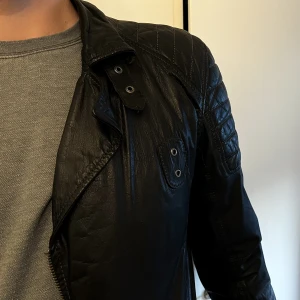 Kvalitativ äkta läderjacka - Nypris 1800kr, pris kan diskuteras :) Äkta läder storlek L