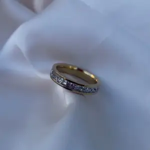 Köp vår Paris ring i 18k guldplätering ✨🤍