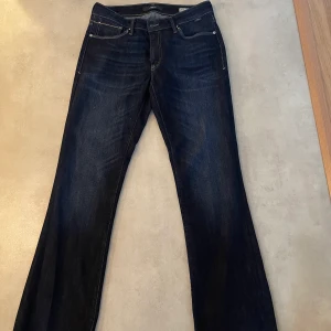 Lågmidjade bootcut jeans - Säljer dessa skitsnygga lågmidjade bootcut jeans som jag aldrig använt i storlek 28/34 / s-m dom är jätte snygga och jätte bekväma samt rätt så långa men passar meddelängden. Dom är svin snygga älskar dom!! Köpte för 1000kr men säljer för 500 eller ner