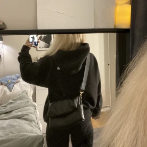 Väska  - Den perfekta väskan att ha med sig överallt, säljer pga har en annan också! Rymlig och bra med två olika fack samt ett innerfack med dragkedja💗