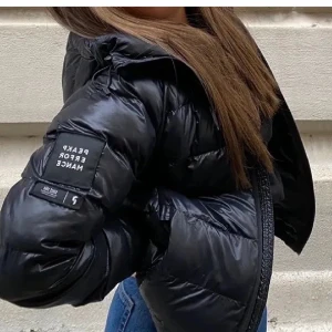 Peak Performance jacka - Säljer min Peak Performence jacka då den inte kommer till användning längre, den är rätt så använd och har en liten skada där jag har sytt men syns knappt. (Kan skicka bild) Nypris: 2499kr Säljer för: 1000kr