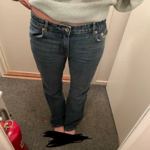 Mörkblåa jeans - Så fina zara jeans i en jättefin mörkblå färg i nyskick!