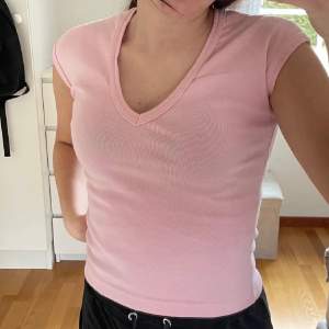 Rosa topp från märket stay ❣️ Storlek 34/36 som det står i tröjan!