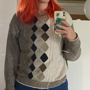 brun rutig stickad tröja  - En brun och beige tröja med fint mönster! 🤎Frakten ligger på 66 kr☺️