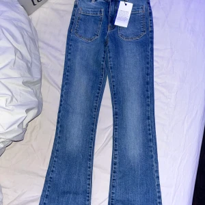 Bootcut jeans  - Säljer dessa bootcut jeans från Cubus! Aldrig använda då ja hann växa ur dom innan de kom till använding. Storleken är XXS. Hör av dig om du är intresserad. Du står även för frakt🤍