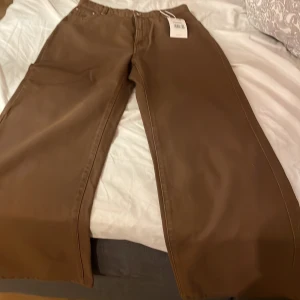 Bershka jeans bruna  - Aldrig använda, var försmå vid inköpet men är jättefina. Är i bra skick då dem aldrig har används kostade ca 400 vid inköpet 