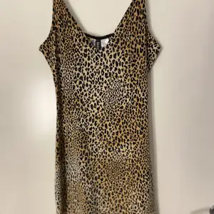 En leopardmönstrad kort klänning från hm i storlek 36. Figurnära passform.