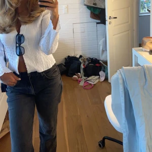 Byxor  - Säljer dessa svarta lowjeansen för att dem inte kommer till användning, jag själv är ca 175 och går nästan hela vägen ner på mig. Älskar dem men tror dem kommer till bättre användning för någon annan 