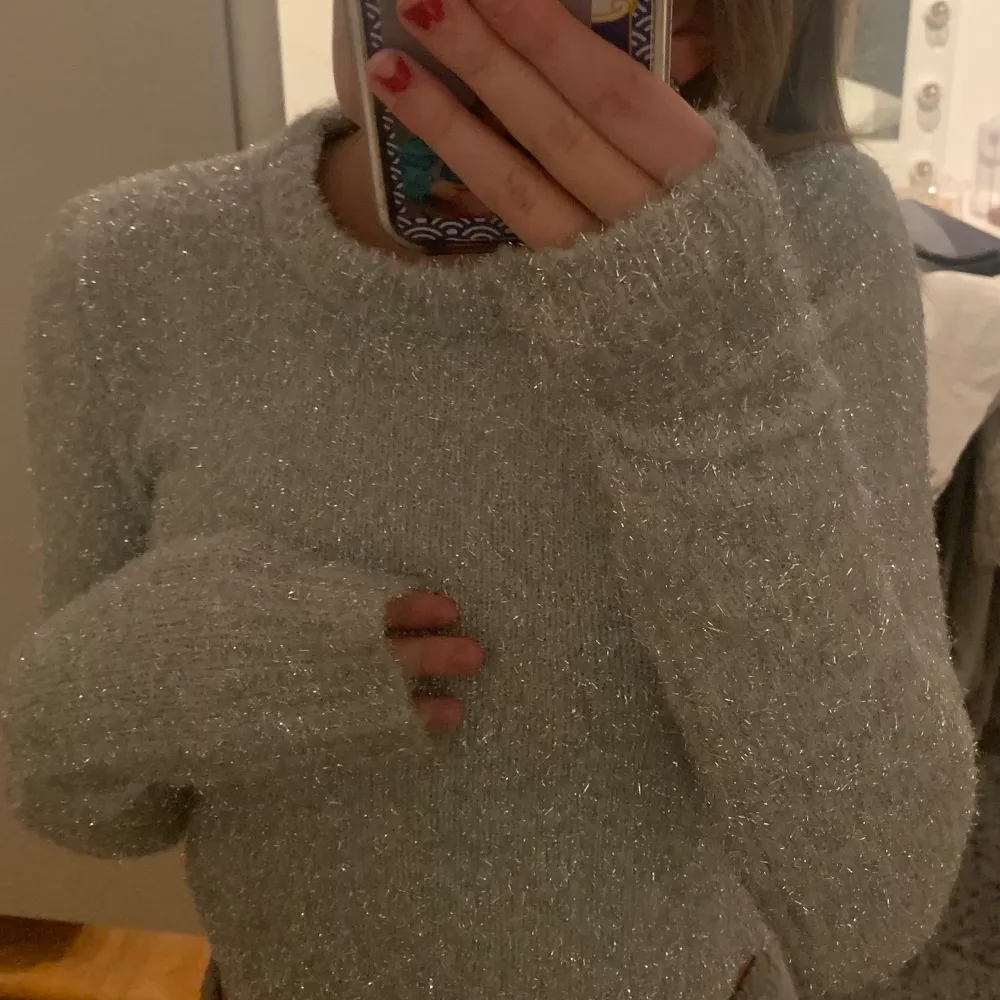 Jag säljer nu min jättefina glittriga stickade sweatshirt ifrån bikbok!💕den är perfekt till lite festligare tillfällen och den sitter superfint! . Tröjor & Koftor.