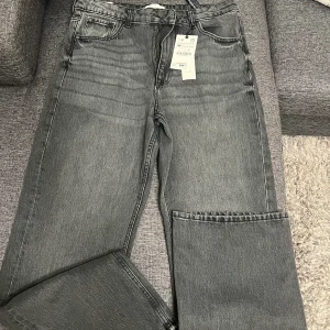 Helt nya wide leg jeans Zara - Gråa jeans från Zara i modellen 90s wide leg. Storlek EU44 men hade sagt att den är ganska liten i storlek och även passar 42. 