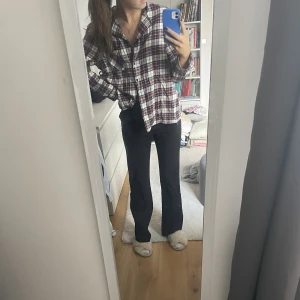 Flanell skjorta - Flanell skjorta i strl M och sitter oversized på mig som brukar ha xs/s