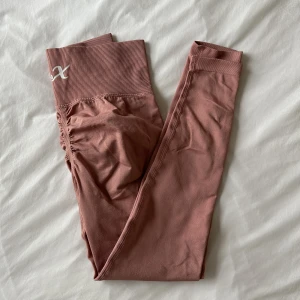 Xshapes tights - Säljer ett par tights från Xshapes, storlek S. Använda ett fåtal gånger så fortfarande i nyskick.  Pris: 300kr