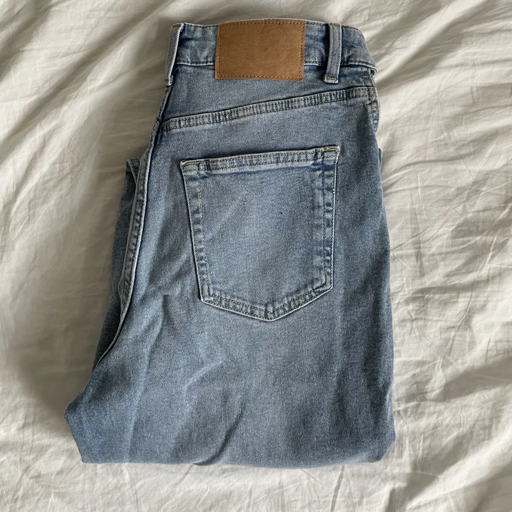 Lösa och högmidjade mom jeans  Stretchiga och super bekväma  Skit cool detalj med utskärning vid fickorna  Endast andvänd en gång tyvärr . Jeans & Byxor.