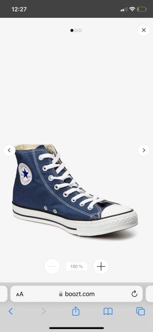 Säljer mina fina marinblå Converse! Skorna är använda men fortfarande i gott skick. Skriv privat för egna bilder🥰