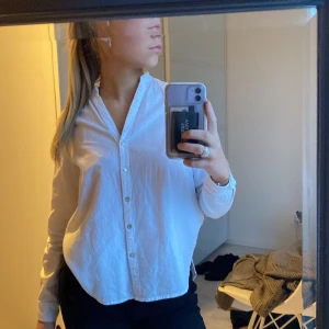 Vit skorta - Jag säljer nu min vita skjorta pågrund av att den inte kommer till användning. Skriv privat för fler bilder 💗